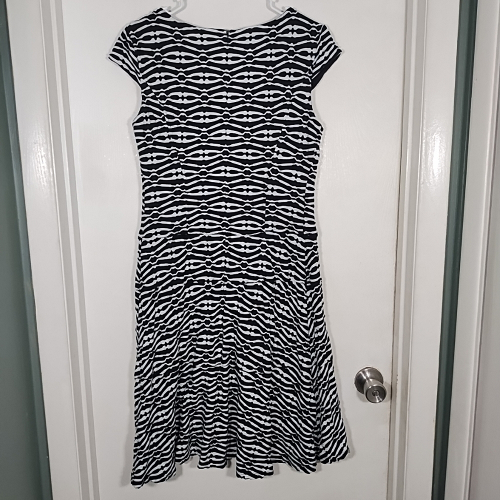 Anne Klein Black White Fit/Flare Dress Women's 6 Capped Sleeve Stretch - Picture 6 of 9